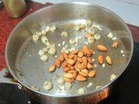 大杏仁肉粒蔬菜丁,倒入大杏仁快速翻炒。