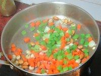大杏仁肉粒蔬菜丁,焯水后的花萝卜丁和芹菜丁也倒入锅内翻炒。