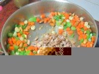 大杏仁肉粒蔬菜丁,之前炒好的肉丁倒入锅内。