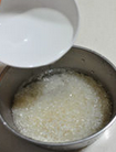 红蟹籽鳗鱼寿司里卷,大米放入盆中，加入适量水淘洗，直至淘米水变清澈为止。