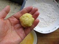 香炸土豆球,取一块土豆泥，用手团成丸子大小。