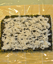 红蟹籽鳗鱼寿司里卷,接着再铺入一层米饭