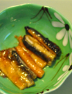 红蟹籽鳗鱼寿司里卷,米饭中央放入方形条状食材： 青瓜、蒲烧鳗鱼