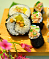 红蟹籽鳗鱼寿司里卷,寿司帘卷紧后将外层的米饭沾上蟹籽或芝麻等，最后切段即可。