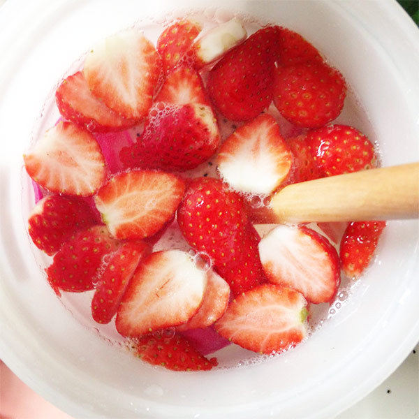 美白纤体草莓火龙果酵素配方,入机12小时后，需每天开盖搅拌1-2次。