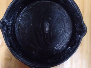 刚买来的铸铁锅如何保养？,铸铁锅拿到后 拆封 连着手柄和锅内及周边等抹上猪油
