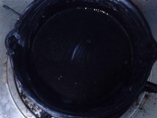 刚买来的铸铁锅如何保养？,放在煤气灶上 用小火慢烤