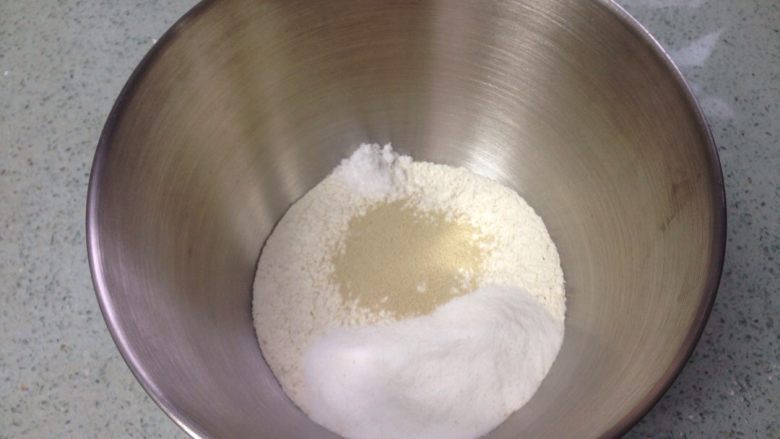 椰香萌猴面包（超详细做法）,所有面粉、糖、盐、酵母投入厨师机中。