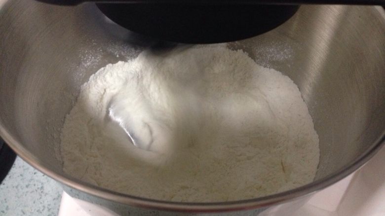 椰香萌猴面包（超详细做法）,中速把材料搅拌均匀。