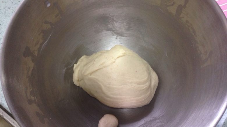 椰香萌猴面包（超详细做法）,缓缓倒入椰奶（无糖椰粉冲调），中速搅拌20分钟，至面团光滑。
