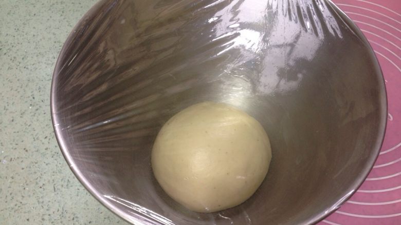 椰香萌猴面包（超详细做法）,滚圆面团放入厨师机，盖上保鲜膜进行一发。