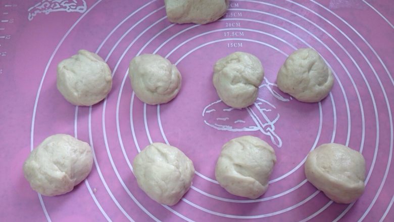 椰香萌猴面包（超详细做法）,面团按压排气后，取一份略大份，其它均等分为8小份。