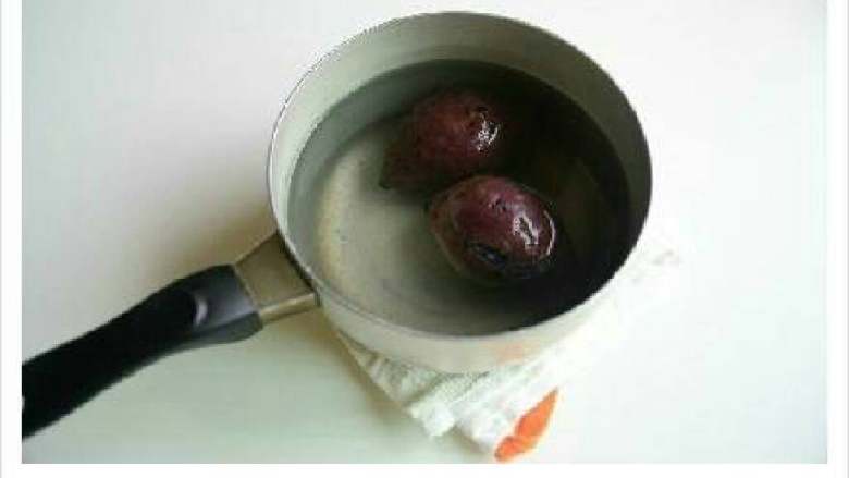 山药紫薯甜心,紫薯洗净后，带皮放入锅中煮至软烂