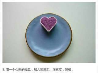山药紫薯甜心,用一个自己喜欢的模型（我选的是心形的），加入紫薯泥，压紧实，脱模。