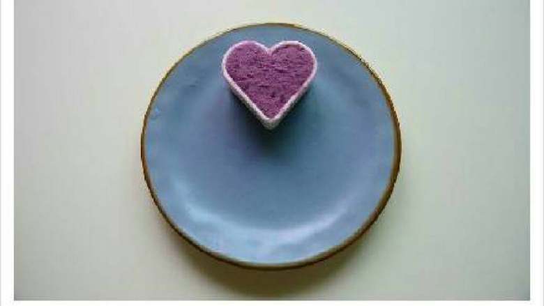 山药紫薯甜心,用一个自己喜欢的模型（我选的是心形的），加入紫薯泥，压紧实，脱模。