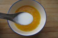 鲜蛋饺,加入2小勺清水、1小勺干淀粉和3克盐搅打均匀，即成制作蛋饺皮的蛋液