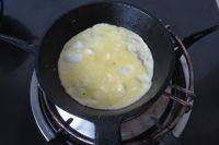 鲜蛋饺,旋转锅子使蛋液铺匀