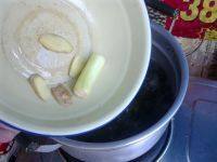 萝卜海带排骨汤,放入少许葱和姜