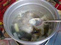 萝卜海带排骨汤,熬汤时候，表面会有些浮沫，要用小勺子捞出丢弃