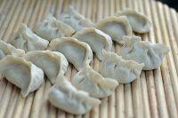 芹菜饺子,为了防止黏连，可在盖垫上洒上薄薄的一层面粉