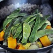 东北丰收菜,上锅盖转小火焖20分钟，加土豆、南瓜、玉米、和炒好的豆角
