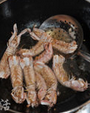 椒盐皮皮虾,锅中放稍多的油，油温上来把弄干水份的皮皮虾放入油锅中，大火炸3～5分钟，至虾壳有脆感。