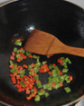 椒盐皮皮虾,炸虾的油倒出，锅中留底油，煸香青红椒丁。