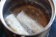 杏鲍菇韭黄鸡丝春卷,锅内放适量油，烧热后，转小火，将做好的春卷坯放入慢慢小火炸到金黄。夹出控油，略凉后即可食用。