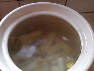 山药鸡汤,砂锅里放入适量的清水，然后加入姜片和山药段