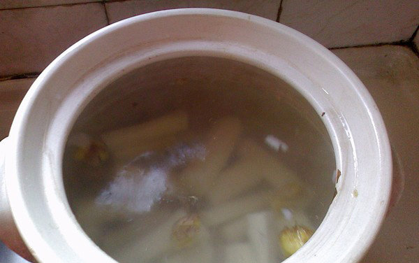 山药鸡汤,砂锅里放入适量的清水，然后加入姜片和山药段