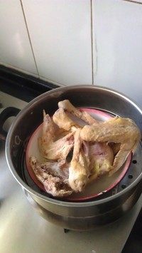 新疆椒麻鸡,先将鸡肉煮熟或者蒸熟都行，整只下锅的话时间会长些，建议分块下锅。