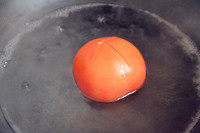 番茄龙利鱼,番茄顶上用刀划十字，放在滚水中烫一下，这样很容易去皮哦！