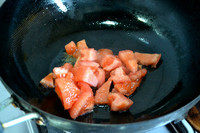 番茄龙利鱼,锅烧热后倒入适量油，放入切好的番茄，中火不断翻炒