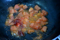 番茄龙利鱼,番茄炒出汁以后加入两勺番茄酱继续翻炒