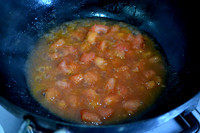番茄龙利鱼,加入小半碗水