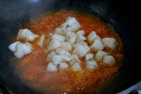 番茄龙利鱼,水开后放入煮熟的龙利鱼块，煮2分钟左右
