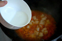 番茄龙利鱼,小半碗水和玉米淀粉混合成水淀粉，然后倒入锅中大货煮开，收汁浓稠，然后加一小勺盐、一小撮糖调味出锅就好啦