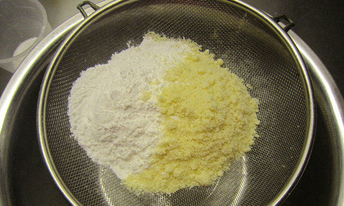 法式甜点马卡龙,准备好原材料，所有分类放在筛网上过筛（杏仁粉50克+糖粉80克）