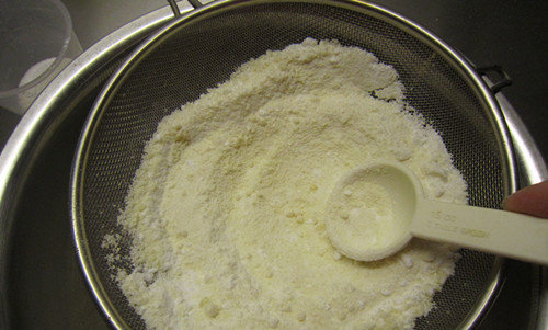 法式甜点马卡龙,如果不易过筛，可以用勺子背碾压混合粉末，使它们更快的通过筛网