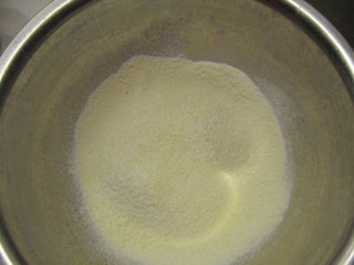 法式甜点马卡龙,混合过筛以后的杏仁糖粉非常的细腻膨松