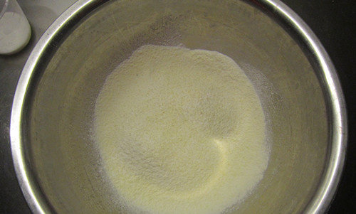 法式甜点马卡龙,混合过筛以后的杏仁糖粉非常的细腻膨松