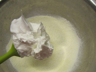 法式甜点马卡龙,然后继续搅打至硬性发泡，取一半蛋白加入粉类拌匀