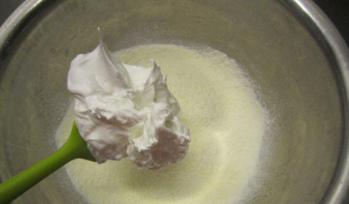 法式甜点马卡龙,然后继续搅打至硬性发泡，取一半蛋白加入粉类拌匀