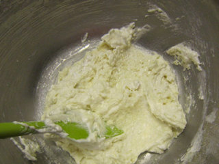法式甜点马卡龙,再把剩余蛋白加入继续搅拌使粉类和蛋白完全混合均匀