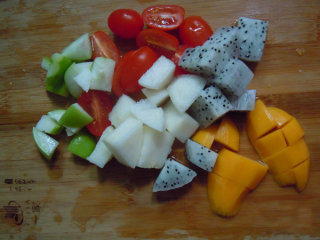 沙拉水果,把所有水果消毒好，洗净切好快