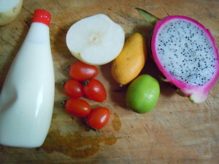 沙拉水果,材料：火龙果半个、梨子半个、芒果1个、青枣1个、小西红柿5个