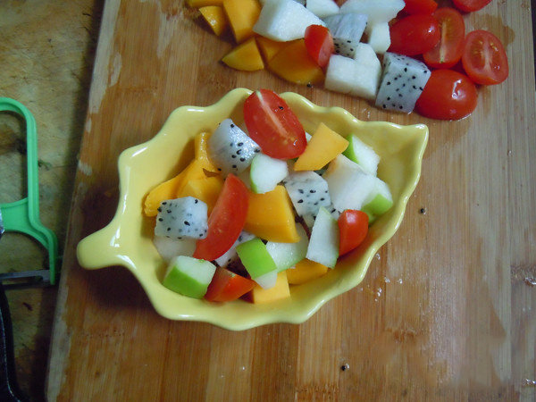 沙拉水果,装入碗中备用