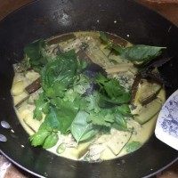 泰式咖喱鸡,收汁后加入各种香菜叶翻炒后起锅。