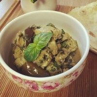 泰式咖喱鸡,装碗放上绿叶装饰后上桌。
