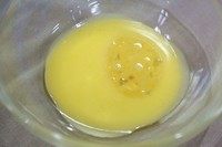 牛奶方块小饼干,将融化了的黄油倒入另外一个器皿，加入已经打散了的鸡蛋液（蛋黄+蛋清）。